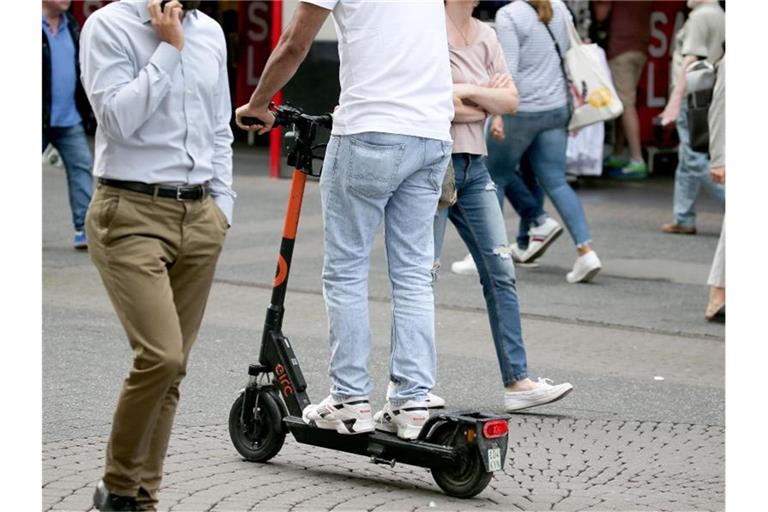 E-Scooter wurden in vielen Städte als vermeintlich umweltfreundliches Verkehrsmittel sehnlich erwartet. Drei Monate später macht sich Ernüchterung breit. Foto: Oliver Berg