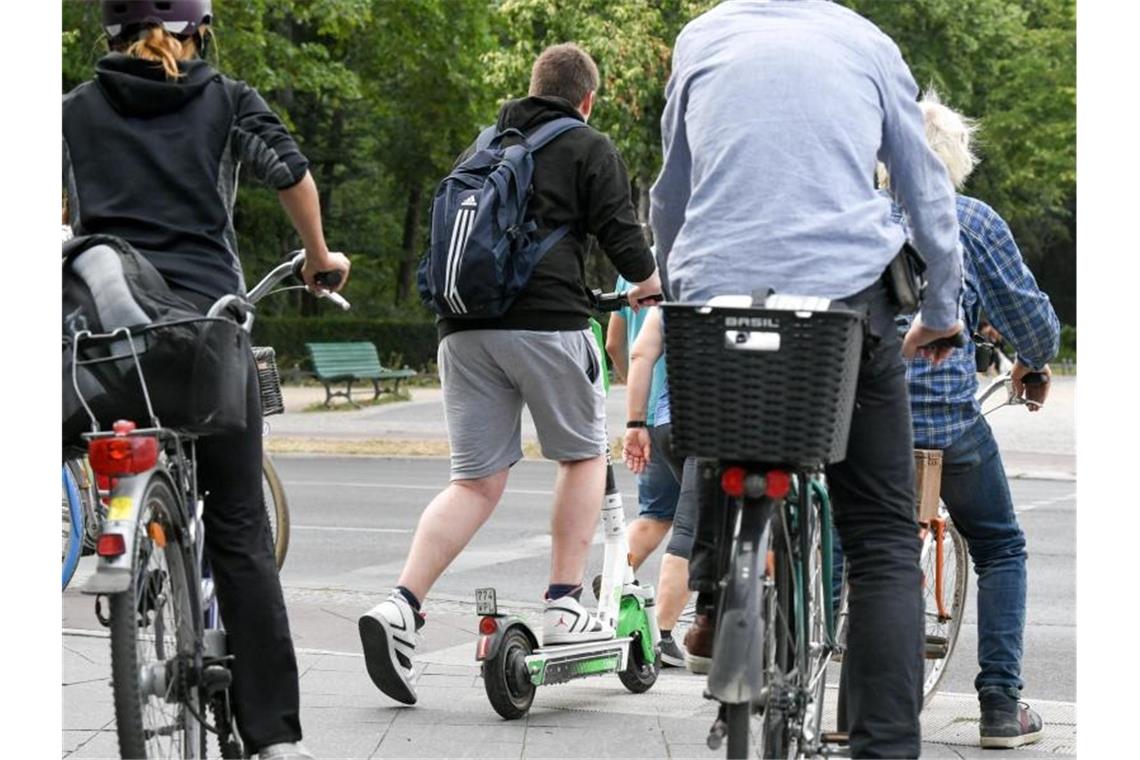 E-Tretroller dürfen auf Radwegen, Radfahrstreifen und in Fahrradstraßen gefahren werden - nicht aber auf dem Gehweg. Foto: Jens Kalaene