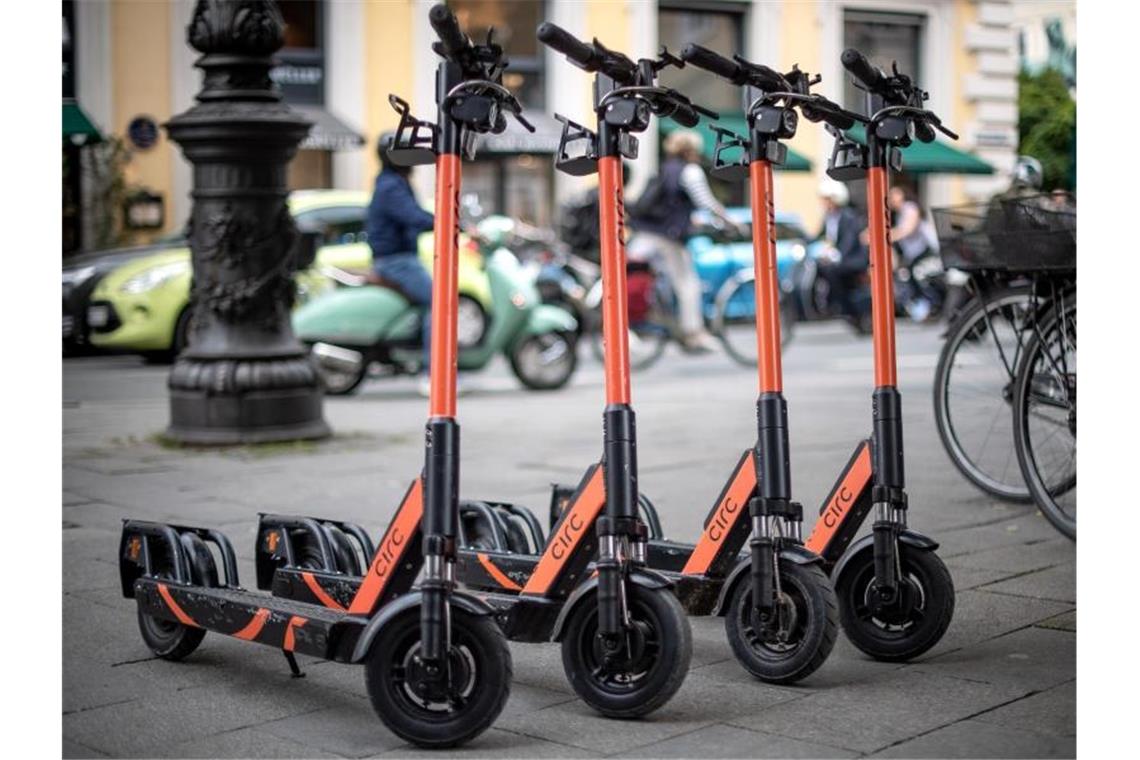 Tausende E-Tretroller werden in deutschen Städten verliehen E-Tretroller in München. Foto: Sina Schuldt