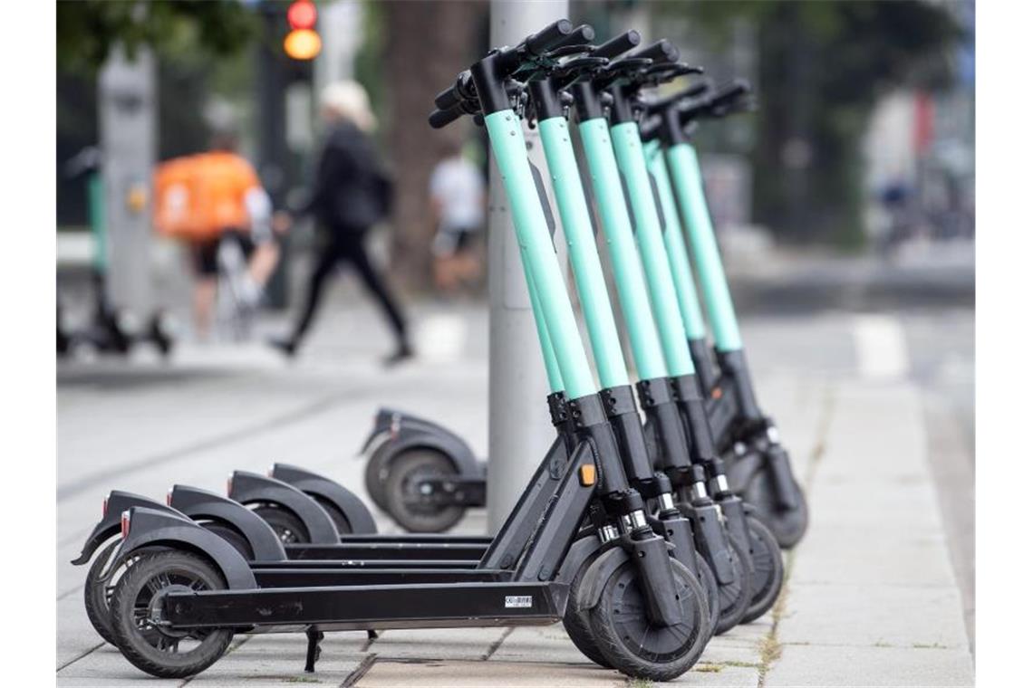 Otto Now startet Vermietung von E-Tretrollern E-Tretroller stehen am Straßenrand und warten auf Kunden. Foto: Federico Gambarini