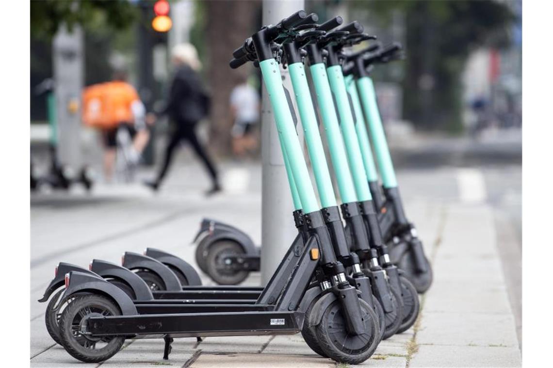 E-Tretroller stehen am Straßenrand und warten auf Kunden. Foto: Federico Gambarini