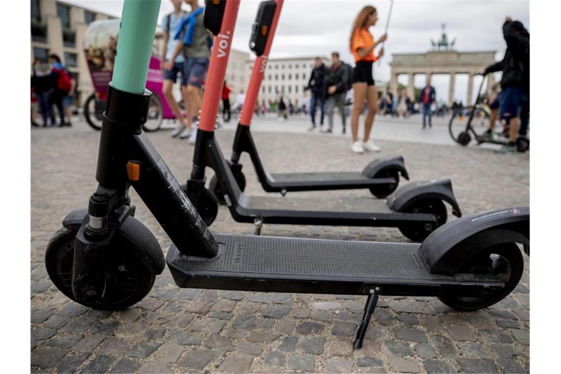 Carsharing- und E-Scooter-Anbieter gründen neuen Verband E-Tretroller unweit des Brandenburger Tors in Berlin. Foto: Christoph Soeder/dpa