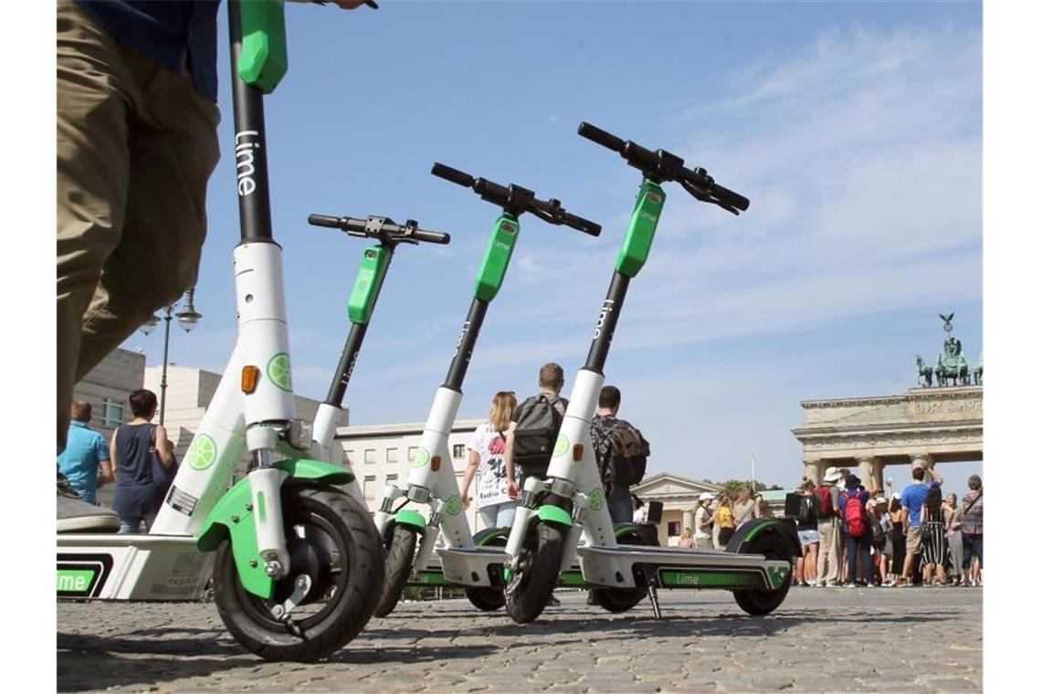 Tausende E-Tretroller werden in deutschen Städten verliehen E-Tretroller-Verleih der US-Firma Lime am Brandenburger Tor. Foto: Wolfgang Kumm