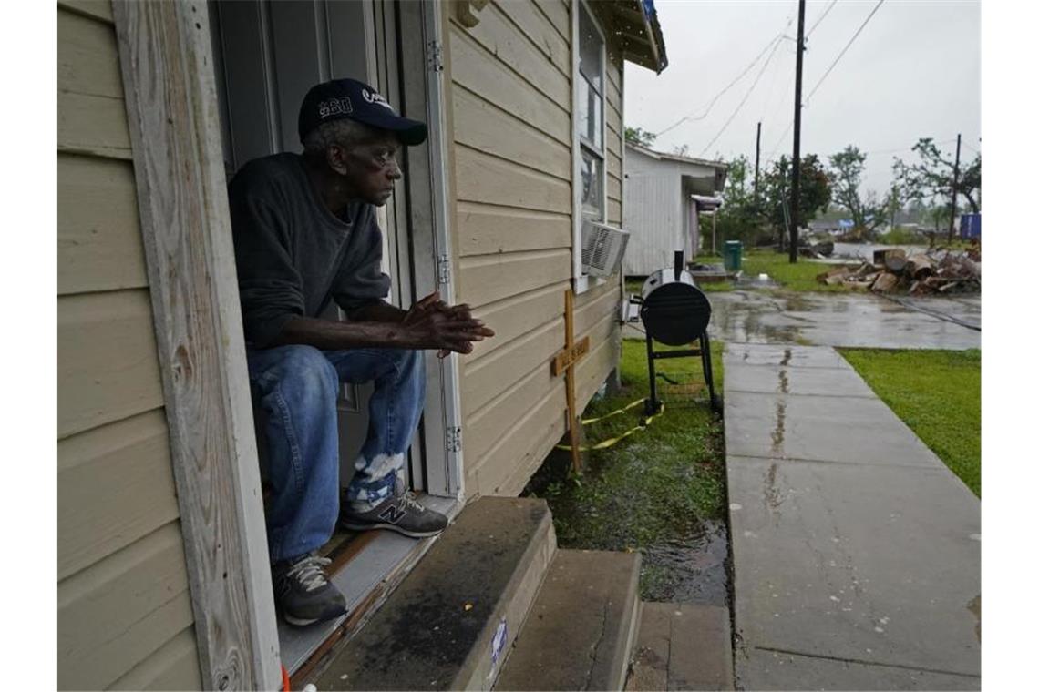Earnst Jack wartet in seinem Haus auf die Ankunft des Hurrikans „Delta“. Foto: Gerald Herbert/AP/dpa