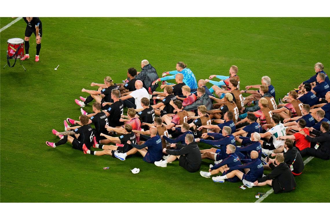 East Rutherford: Nach dem Sieg wird gerudert – Norwegens WM-Jubelritual gegen Senegal in East Rutherford