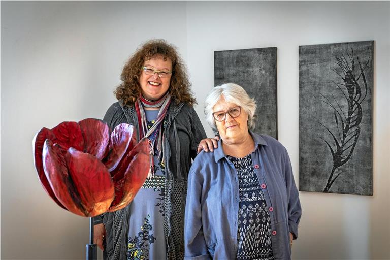 Ebba Kaynak (links) und Eva Schwanitz haben im Holz ihr Material gefunden. Foto: Alexander Becher