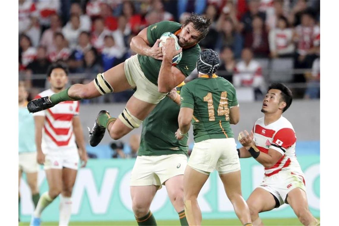 Eben Etzebeth (oben) war mit Südafrika gegen Japan obenauf. Foto: Eugene Hoshiko/AP/dpa