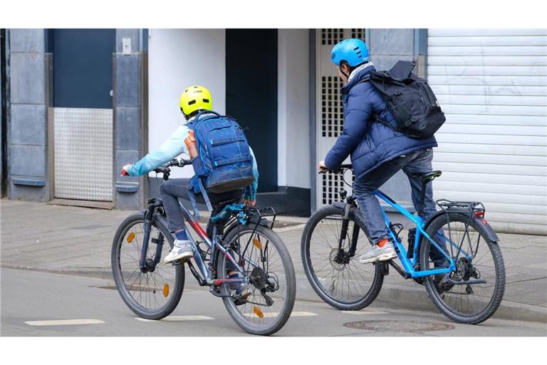 Eben waren sie noch klein, jetzt fahren sie allein mit dem Fahrrad durch die halbe Stadt, hinzu kommen neue Klassenkameraden, neue Lehrer. Der Schritt in die 5. Klasse ist ein großer für Kinder und Eltern.