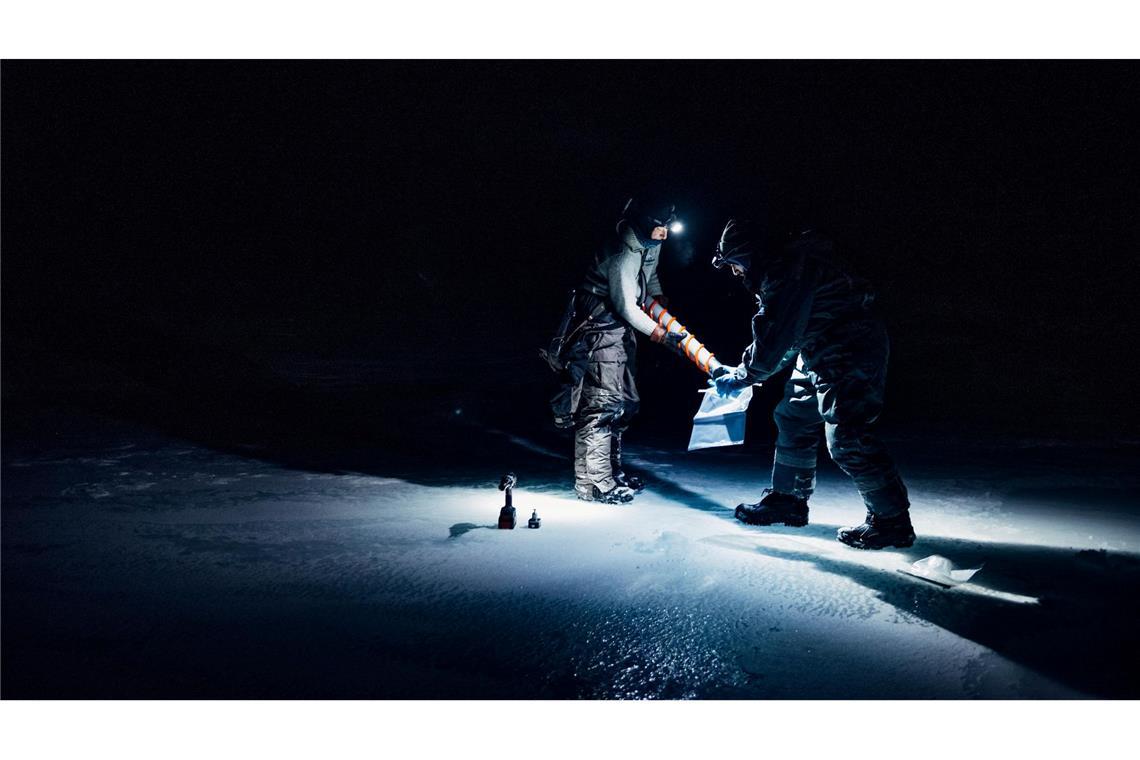 Forschung extrem: Schwarzlicht-Frösche und eisige Einsamkeit Ebenfalls frieren mussten die Biologen James Bradley und Catherine Larose, die bei Eisbohrungen im norwegischen Archipel Spitzbergen fotografiert wurden.