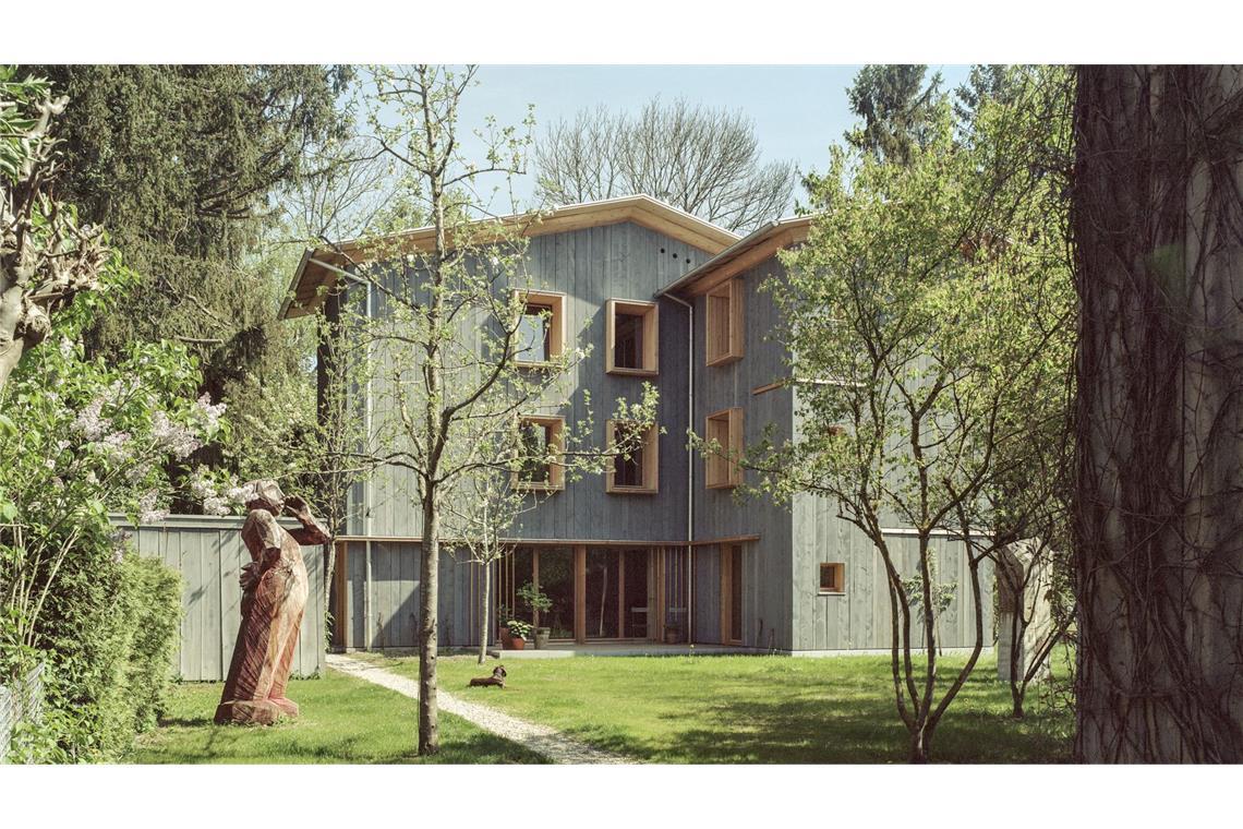 Ebenfalls in München vom Vertreter des Einfach Bauens: Florian Naglers „Gartenhaus“ in München. „Mit großer Selbstverständlichkeit fügt sich das Gartenhaus in die kleinteilige, gewachsene Struktur des rückwärtigen Grundstücks in München-Pasing ein“, so die Jury. Das Projekt stehe exemplarisch für die Haltung des „Einfach Bauens“.  Decken und Wände sind in Holz ausgeführt; ergänzt wird die Konstruktion durch Lehm, der als Steinlage zwischen den Balken und als Putz an den Innenwänden Verwendung findet.