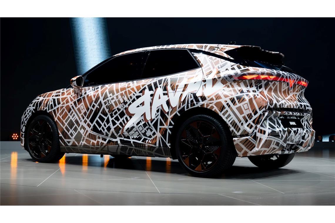 Vier neue E-Autos von VW – Marktstart ab 25.000 Euro geplant Ebenfalls nur getarnt gezeigt wird das Cupra-Schwestermodell Raval, das früheren Angaben zufolge vor dem ID. Polo anlaufen soll.