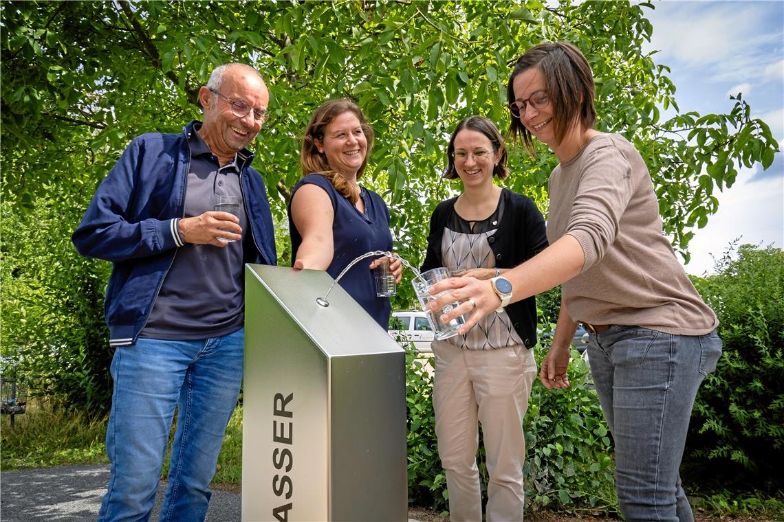 Neuer Trinkwasserbrunnen in Allmersbach Eberhard Bauer (von links), Sabine Fritz, Patrizia Rall und Ursula Heller-Bauer kosten das Wasser aus dem neuen Brunnen. Foto: Alexander Becher