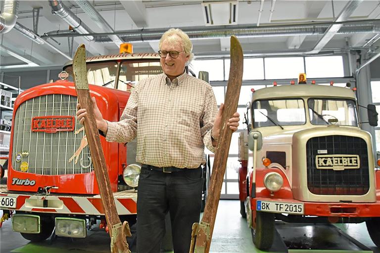 Eberhard Krumm aus Backnang begutachtet die Ski im Technikforum. Er ist ein Nachfahre des Firmengründers Jakob Knapp und hat den Betrieb zuletzt geleitet. Die Geschichte des Karosseriebauunternehmens ist eng mit jener der Firma Kaelble verknüpft. Foto: Tobias Sellmaier