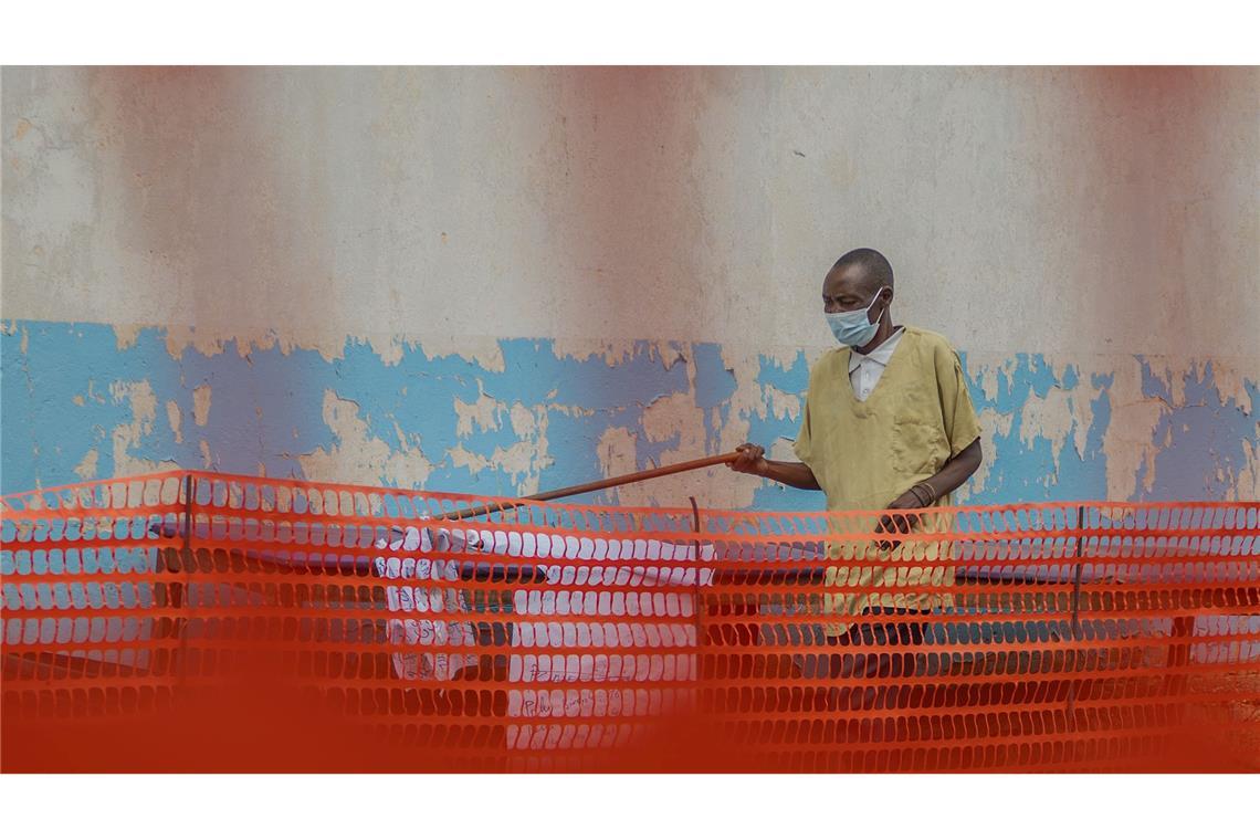 Ebola-Ausbruch im Kongo: Ein Mitarbeiter bereitet ein Behandlungszentrum vor.
