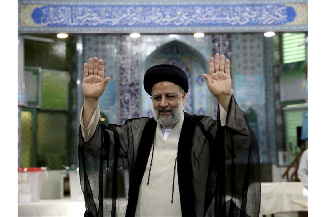 Ebrahim Raeissi gewinnt Präsidentenwahl im Iran: Was kommt? Ebrahim Raeissi nach der Stimmabgabe in einem Wahllokal in Teheran. Foto: Ebrahim Noroozi/AP/dpa