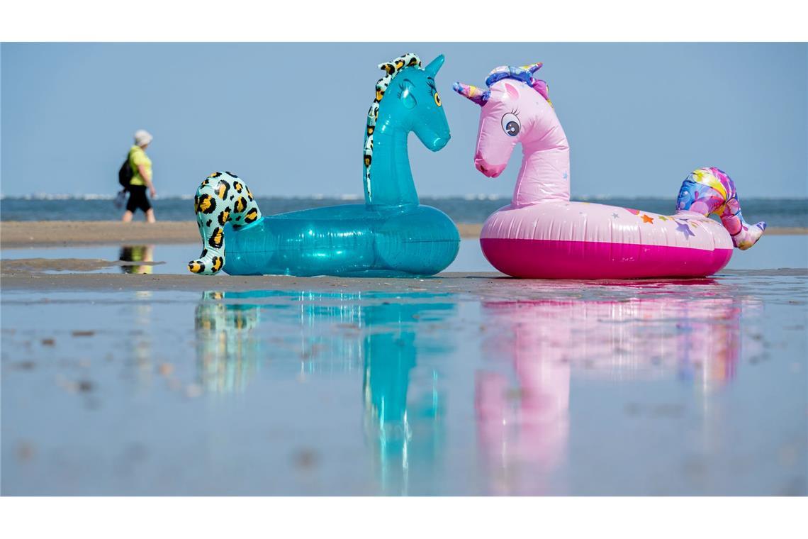 Bilder des Tages Echt heiß: Aufblasbare Schwimmtiere liegen bei schönstem Sommerwetter am Nordstrand der Insel Norderney.