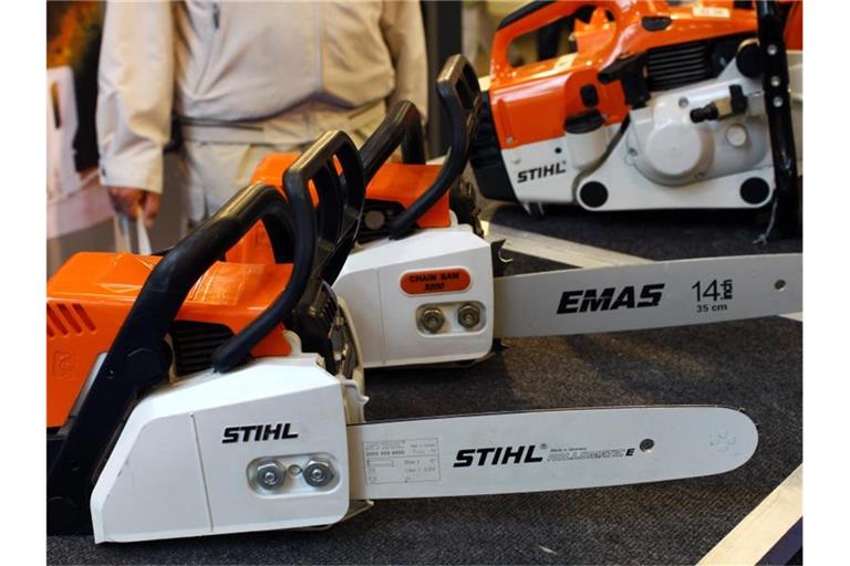 Echte Kettensägen der Firma Stihl und Fälschungen in einer Ausstellung zu den Gefahren bei gefälschten Produkten. Foto: Jens Büttner/dpa-Zentralbild/dpa