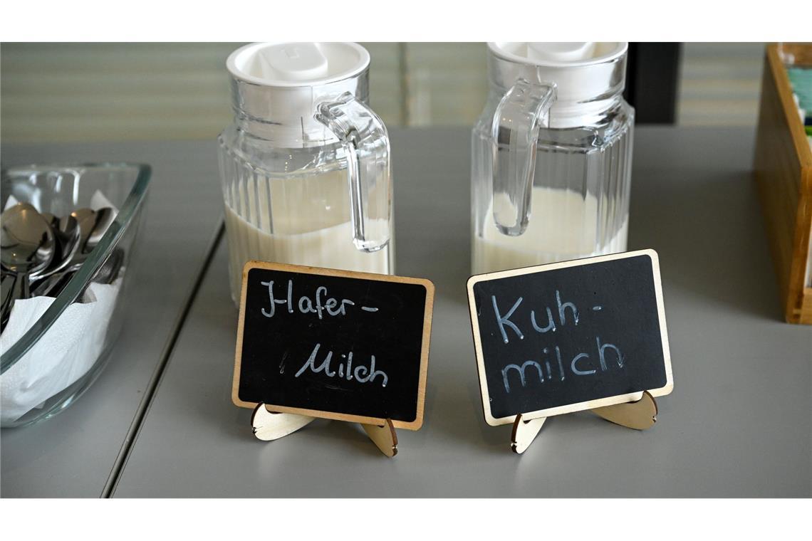 Echte "Milch" gibt es laut Vorschrift nur von Tieren - aber im Alltag werden auch Pflanzendrinks so genannt.