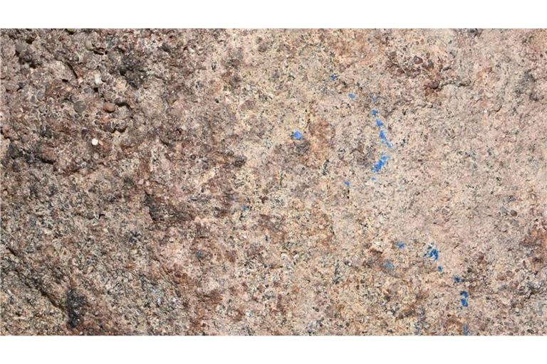 Echte Seltenheit: Auf einem flachen Stein identifizierten Archäologen rund 13.000 Jahre alte Reste des mineralischen blauen Pigments Azurit.