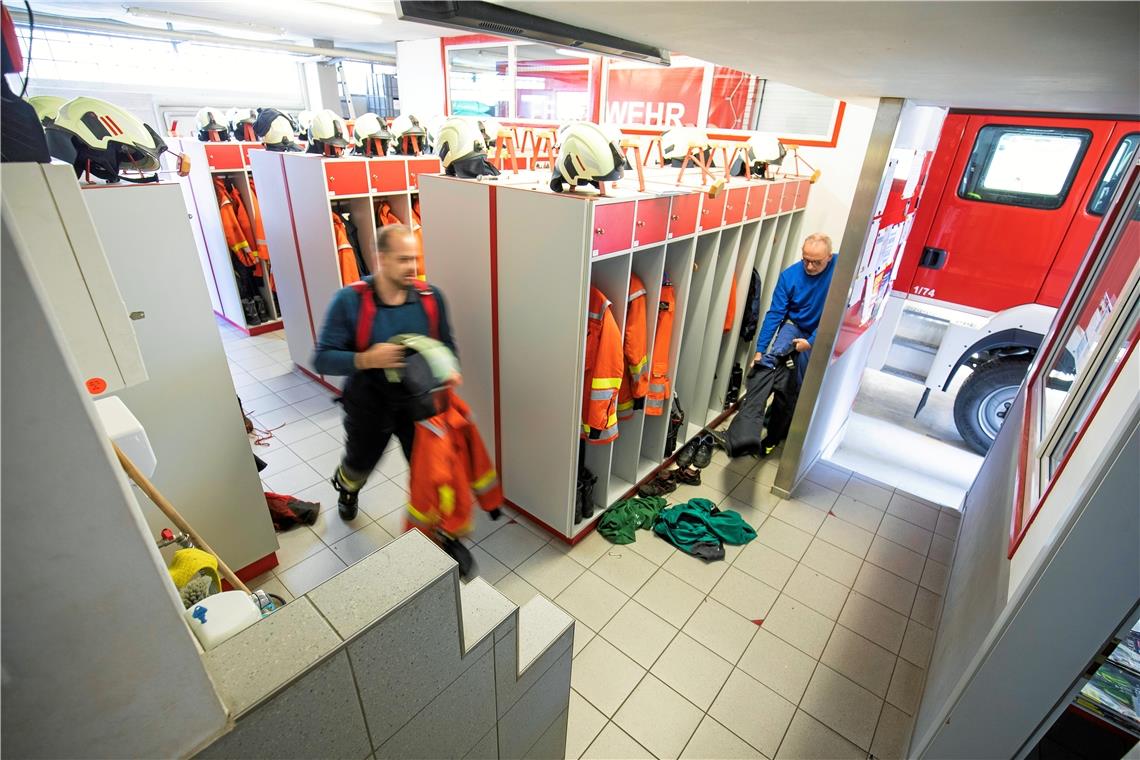 Echter Alarm während des Pressetermins. Gebaut wurde das Feuerwehrgerätehaus in Großaspach Ende der 60er-Jahre. „Wir kommen hier klar“, sagt Kommandant Thorsten Weber. Foto: A. Becher