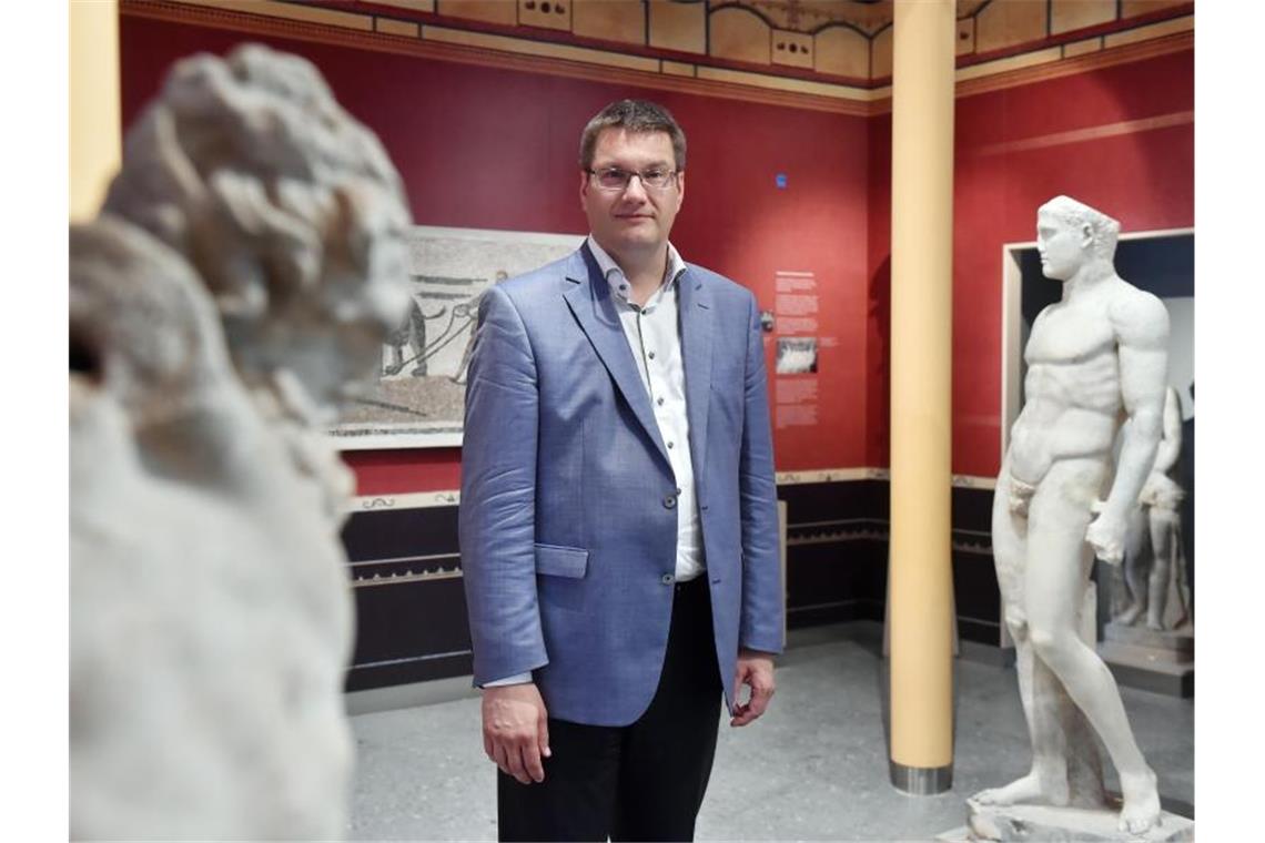 Eckart Köhne, der Direktor des Badischen Landesmuseums steht zwischen Exponaten. Foto: Uli Deck/dpa/Archivbild