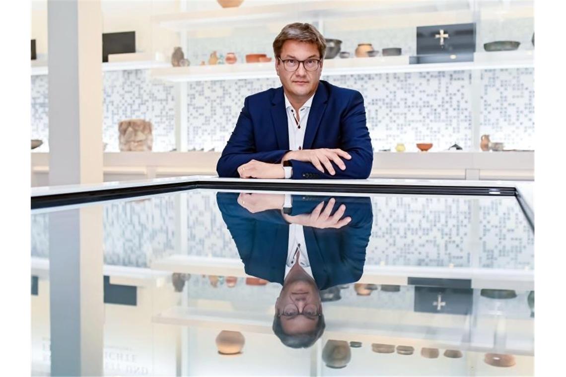 „Anfassen erlaubt“: Schau für Museumsbesucher kommt gut an Eckart Köhne, Direktor des Badischen Landesmuseum. Foto: Uli Deck/dpa/Archivbild