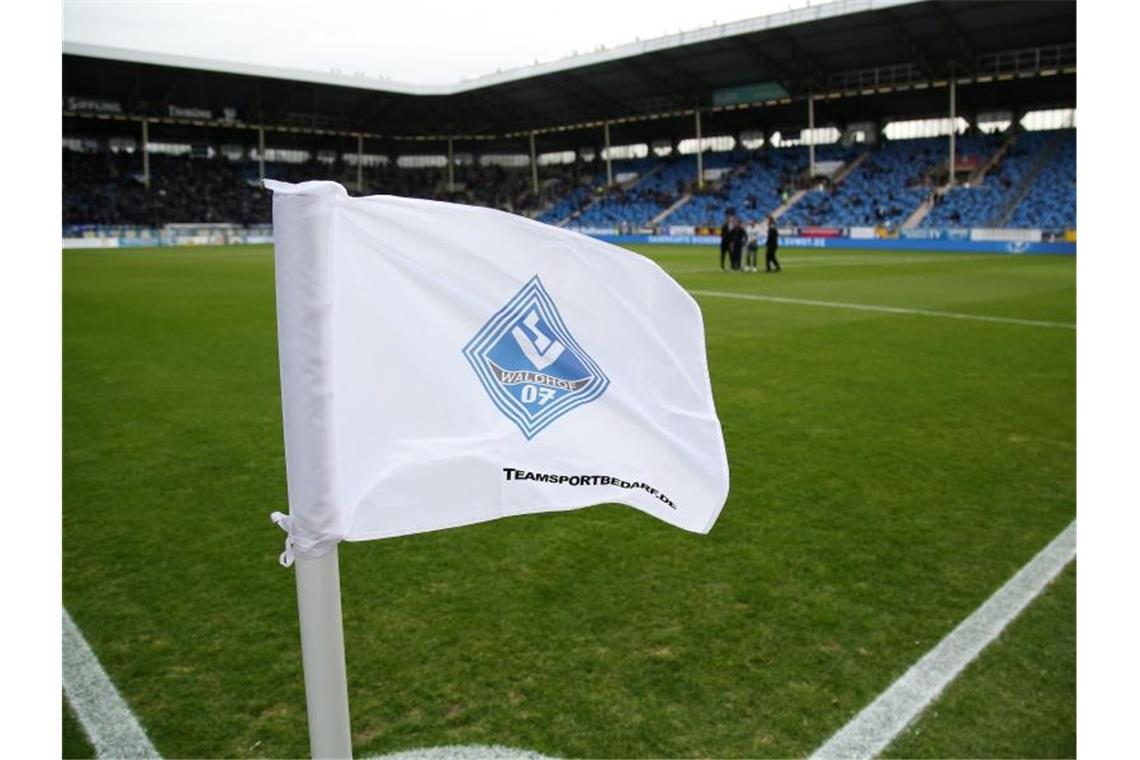 Eckfahne mit dem Vereinswappen des SV Waldhof Mannheim. Foto: Michael Deines/dpa/Archivbild