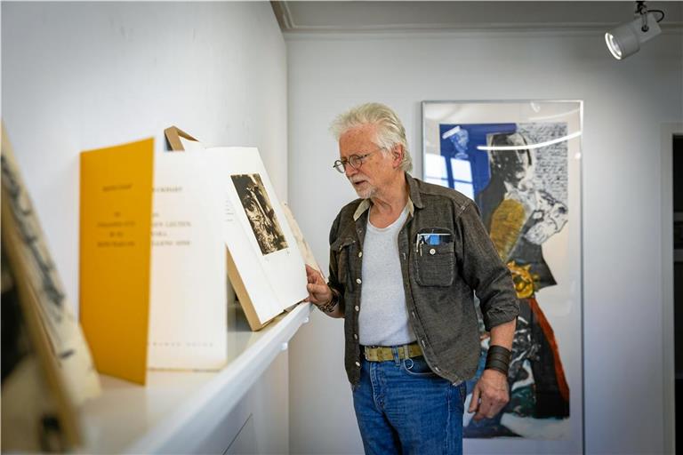 Eckhard Froeschlin gestaltet seine Bücher und Radierungen, im Hintergrund zu sehen ist eine Montage zu Friedrich Hölderlin, oftmals als Zusammenspiel von Text und Grafik. Fotos: Alexander Becher