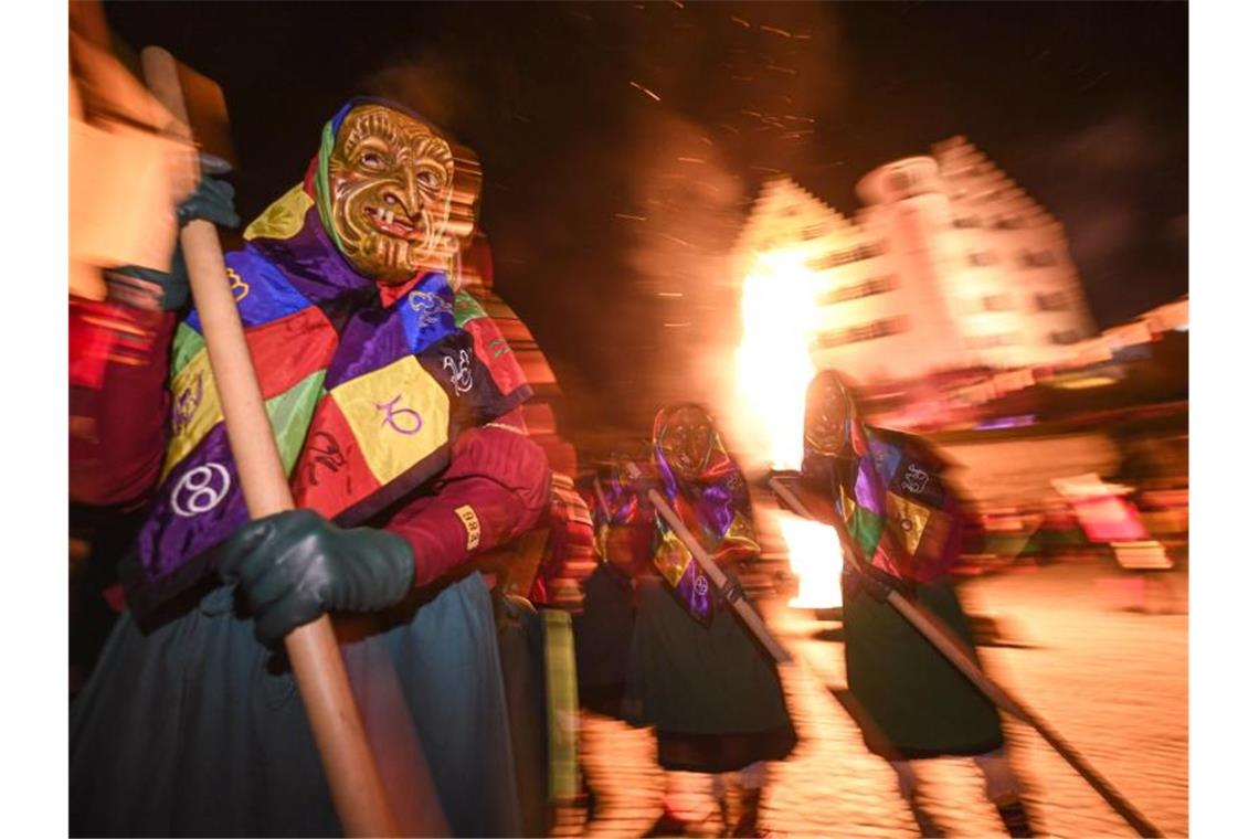 „Maskenbeschwörung“: Aulendorfer starten in närrische Woche Eckhexen der Narrenzunft Aulendorf. Foto: Felix Kästle/dpa