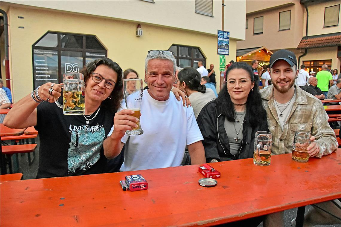 Ecki (weißes Shirt) ist mit seiner Familie auf dem Tälestreff.