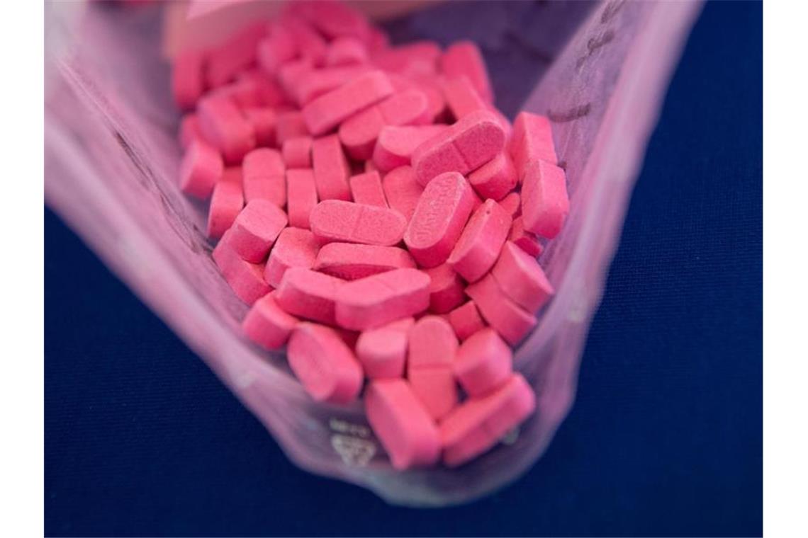 Ecstasy ist in Form von pinken Pillen zu sehen. Foto: Boris Roessler/Archiv