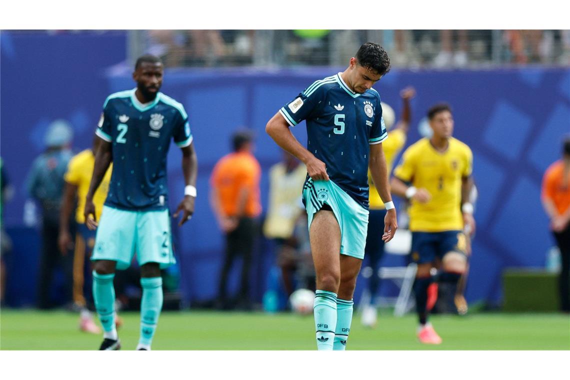 Ecuador jubelt über den 2:1-Siegtreffer. Die Deutschen gehen als Verlierer vom Platz.