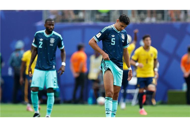 Ecuador jubelt über den 2:1-Siegtreffer. Die Deutschen gehen als Verlierer vom Platz.