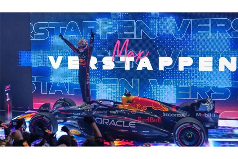 ed-Bull-Pilot Max Verstappen aus den Niederlanden feiert nach seinem Sieg beim Grand Prix von Katar.
