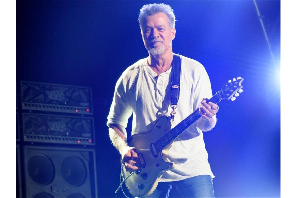 Eddie van Halen steht mit der Band Van Halen 2015 bei einem Konzert in Kanada auf der Bühne. Mit seiner Gitarre hat Eddie van Halen die Rockmusik geprägt. Foto: Igor Vidyashev/ZUMA Wire/dpa