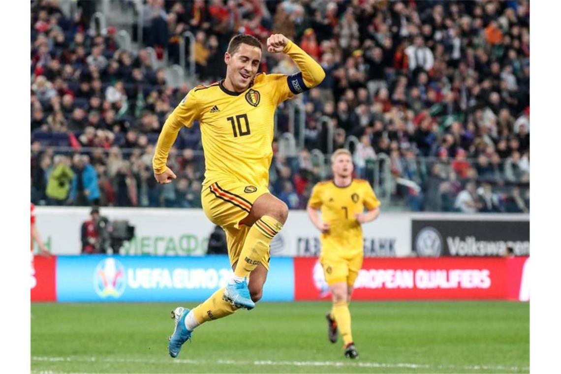 Wales darf auf EM-Teilnahme hoffen - Comeback von Bale Eden Hazard aus Belgien feiert sein Tor zum 2:0 gegen Russland. Foto: Bruno Fahy/BELGA/dpa