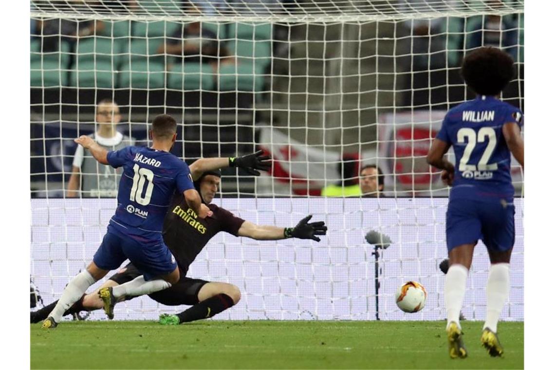 Titeltraum für Özil und Co. geplatzt - Chelsea feiert Eden Hazard (l) lässt Keeper Petr Cech keine Chance und trifft zum 4:1 für Chelsea. Foto: Bradley Collyer/PA Wire
