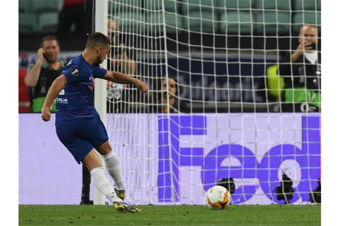 Eden Hazard (l) trifft per Elfmeter zum 3:0 für Chelsea. Foto: Arne Dedert