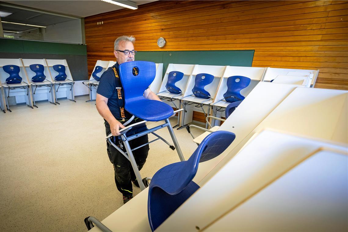 Was machen Schulhausmeister eigentlich in den Ferien? Edgar Layher bringt in den Sommerferien unter anderem die Klassenräume auf Vordermann. Foto: Alexander Becher