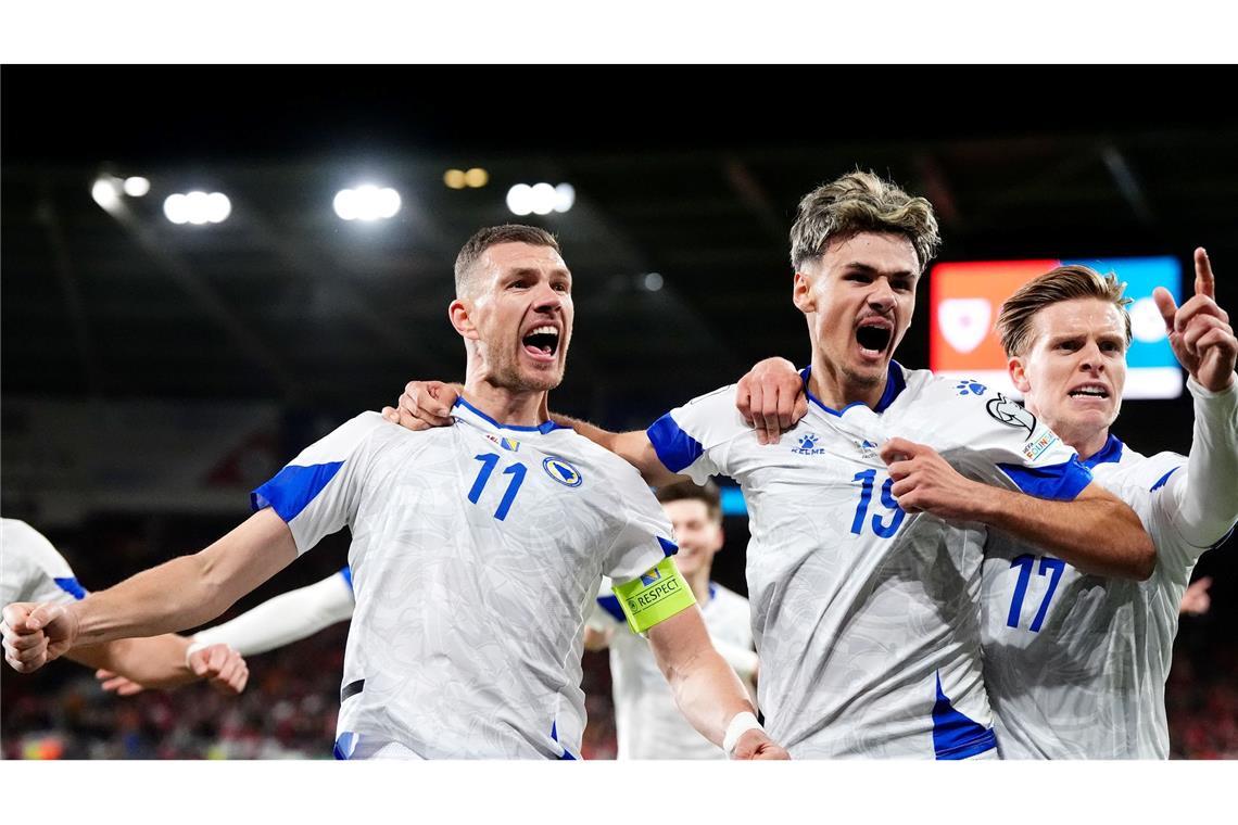Edin Dzeko (l) ist in der bosnischen Nationalmannschaft Kapitän und Leistungsträger. (Archivbild)