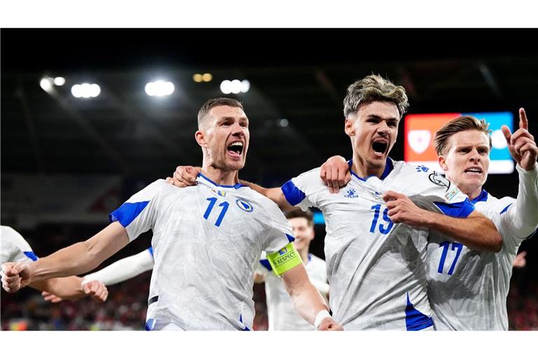 Edin Dzeko (l) ist in der bosnischen Nationalmannschaft Kapitän und Leistungsträger. (Archivbild)
