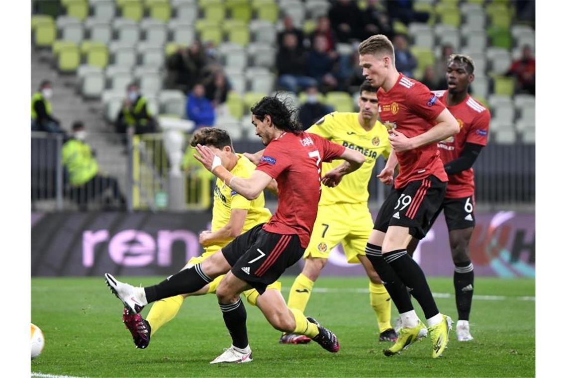 Elferkrimi: Villarreal ringt Manchester United nieder Edinson Cavani (2.v.l) brachte United nach dem Seitenwechsel wieder zurück ins Spiel. Foto: Rafal Oleksiewicz/PA Wire/dpa