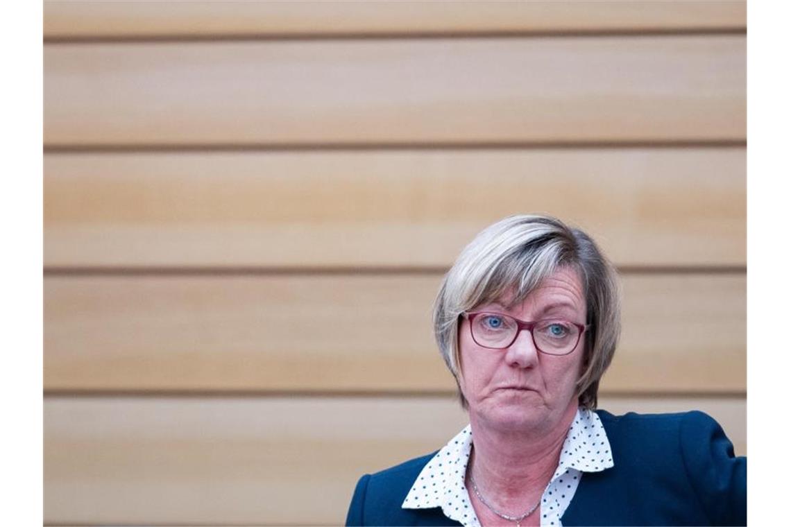 Untersteller und Sitzmann ziehen sich aus Politik zurück Edith Sitzmann (Bündnis 90/Die Grünen), Finanzministerin von Baden-Württemberg, nimmt an der 108. Landtagssitzung mit der Verabschiedung des Doppelhaushaltes 2020/21 des Landes teil. (zu dpa: „Finanzministerin Sitzmann zieht sich 2021 aus der Politik zurück“). Foto: Tom Weller/dpa