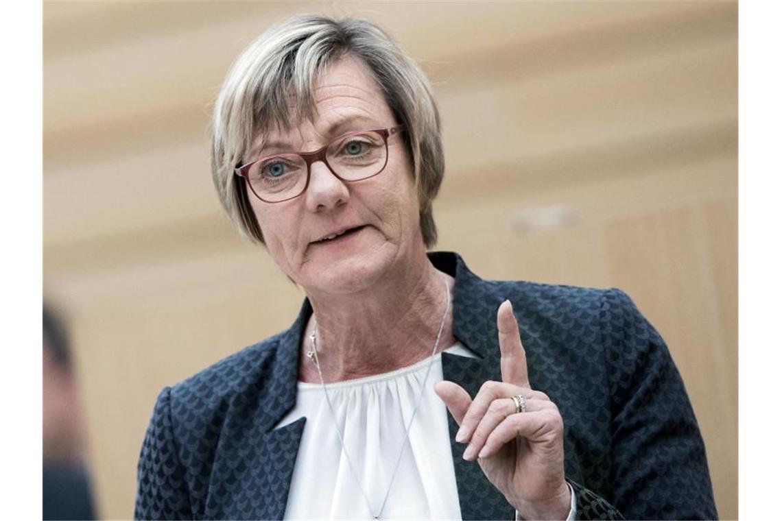 Land zahlt Kommunen weitere 100 Millionen Euro Soforthilfe Edith Sitzmann (Bündnis 90/Die Grünen) gestikuliert. Foto: Tom Weller/dpa/Archivbild