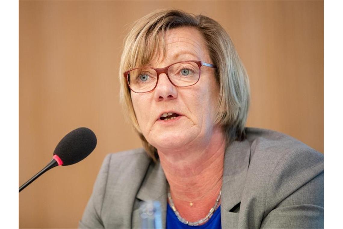 Grüne Finanzminister fordern komplettes Soli-Aus Edith Sitzmann (Bündnis 90/Die Grünen) spricht bei einer Pressekonferenz. Foto: Christoph Schmidt/dpa/Archivbild