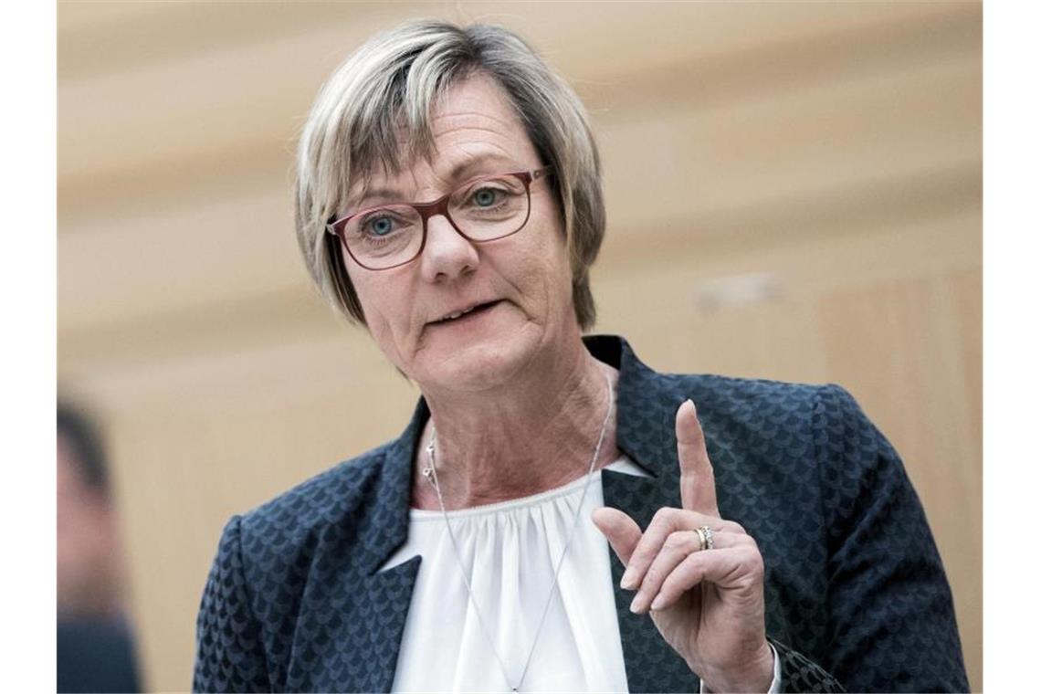 Edith Sitzmann (Die Grünen), Finanzministerin von Baden-Württemberg, spricht während einer Sitzung im Stuttgarter Landtag. Foto: Tom Weller/dpa/Archivbild