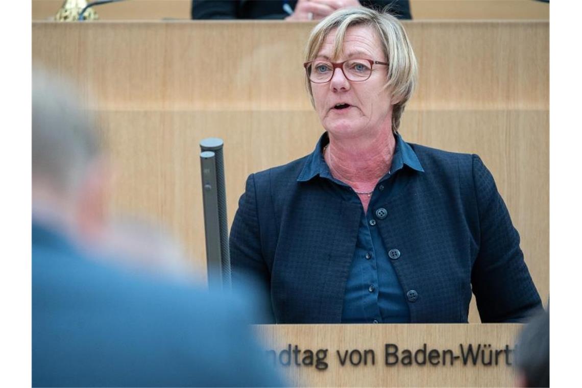 Sitzmann verteidigt milliardenschwere Neuverschuldung Edith Sitzmann (Grüne), Finanzministerin von Baden-Württemberg. Foto: Sebastian Gollnow/dpa