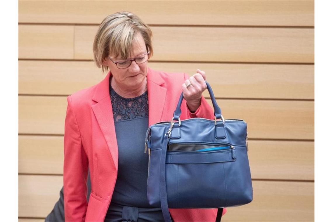 Edith Sitzmann (Grüne), Finanzministerin von Baden-Württemberg, legt während einer Plenarsitzung im Landtag eine Tasche auf ihren Platz. Foto: Marijan Murat/dpa/Archivbild