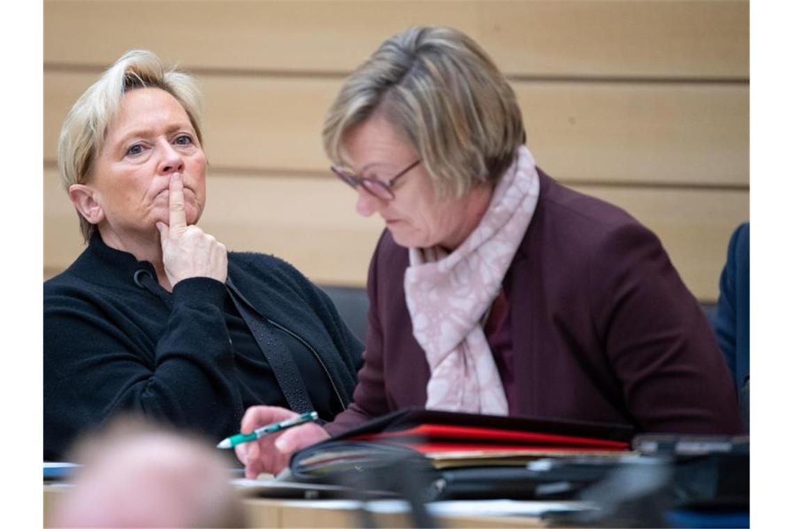 Edith Sitzmann (r) (Bündnis 90/Die Grünen), Finanzministerin von Baden-Württemberg. Foto: Sebastian Gollnow/Archivbild