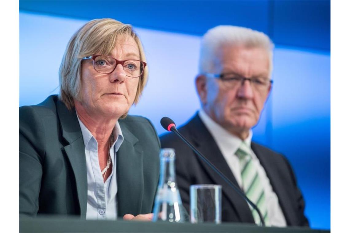 Edith Sitzmann und Winfried Kretschmann bei einer Pressekonferenz. Foto: Sebastian Gollnow